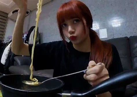 Lisa Blackpink's Hilarious Spicy Noodle Challenge Leaves Fans Breathless!