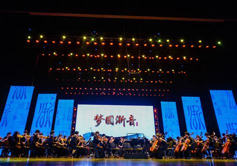 Zhejiang Music Festival: Zingende Sensatie en Verbluffende Showmanship van Zang Hongji!